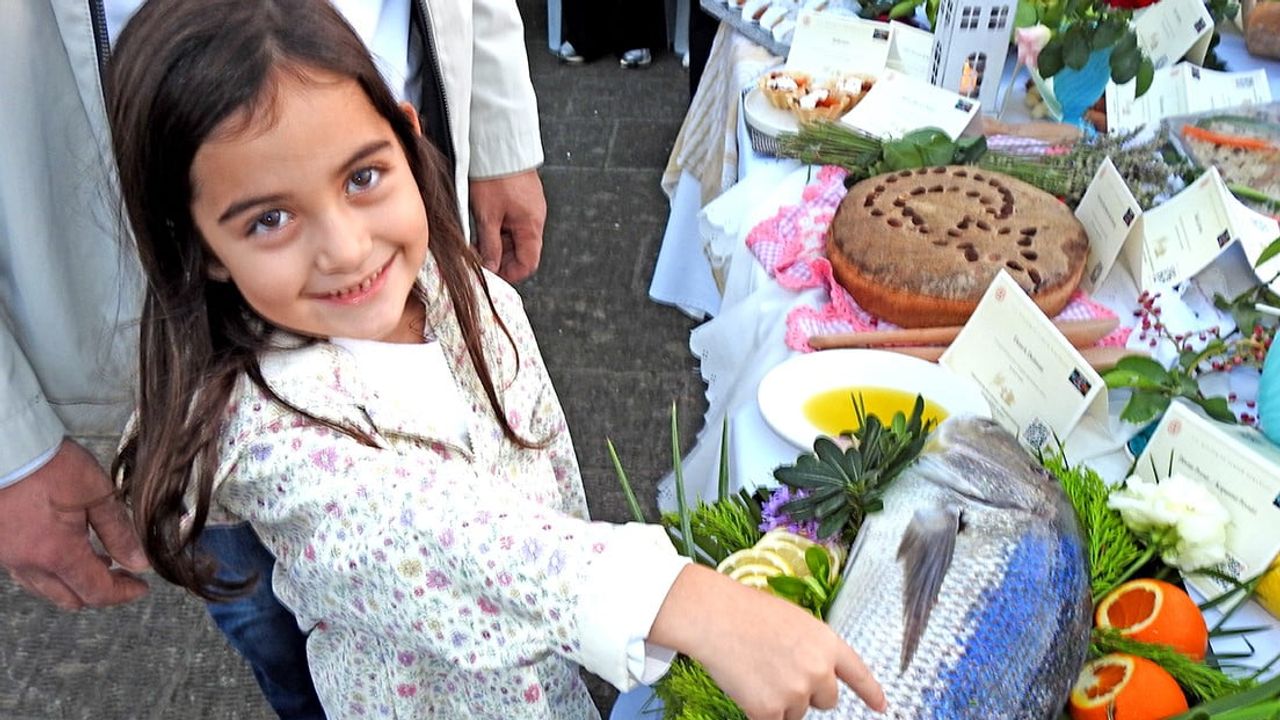 Denizden masaya: Çeşme'nin nişan balığı geleneği Kültür Sofrası'nda canlandırıldı