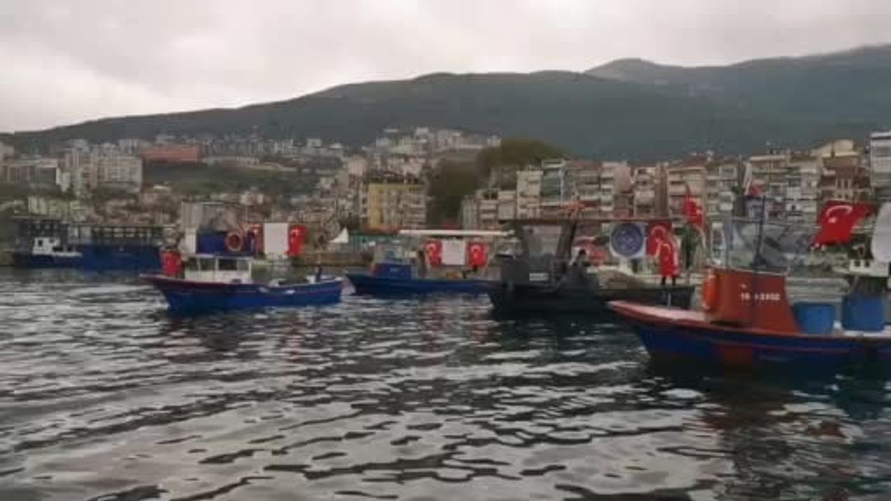 Denize taşınan cumhuriyet coşkusu: Gemlik'te tekneler bayraklarla donatıldı