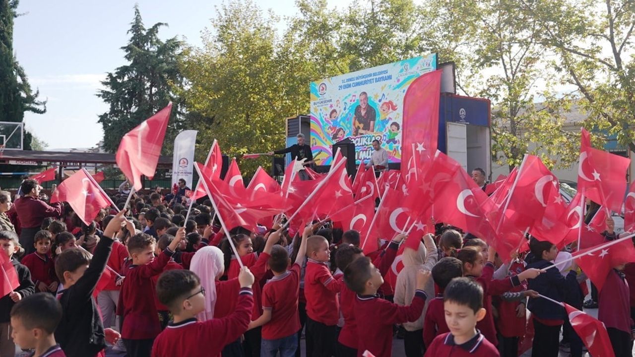 Denizli'de cumhuriyet coşkusu müzikle miniklere taşındı
