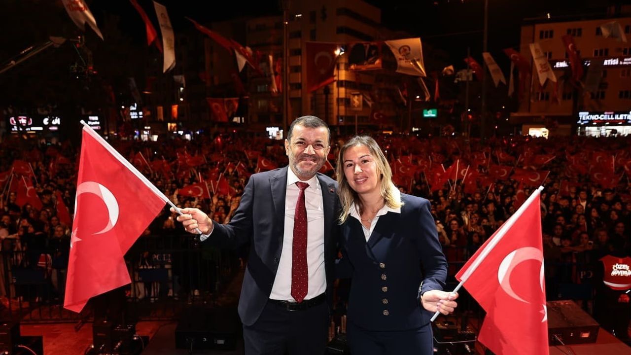 Denizli'de cumhuriyetin 103. yılı coşkusu meydanları doldurdu