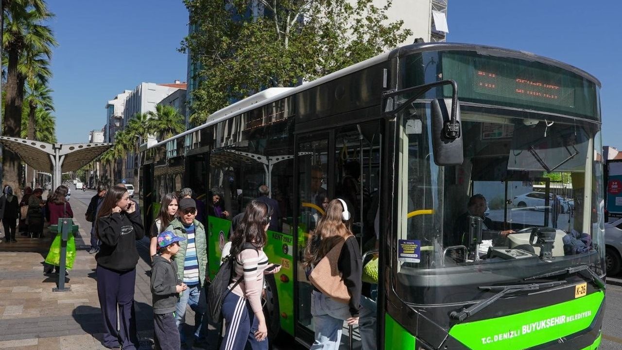 Denizli'de sokakta başlayan ulaşım desteği ikinci yılında binlerce öğrencinin okul yolunu kolaylaştırıyor
