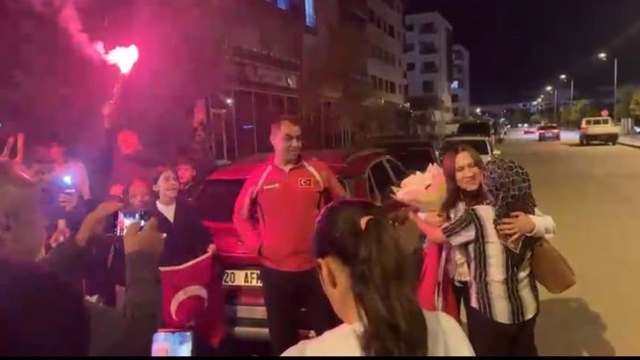 Denizlili Hilal Bayhan dünya ikinciliğiyle yurda coşkulu dönüş yaptı