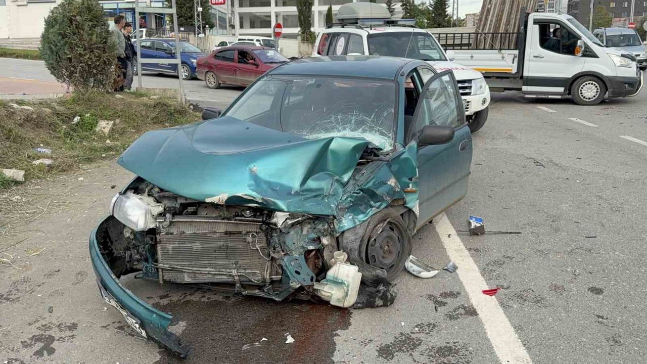 Derecik mahallesinde kavşakta zincirleme çarpışma: iki kişi yaralandı