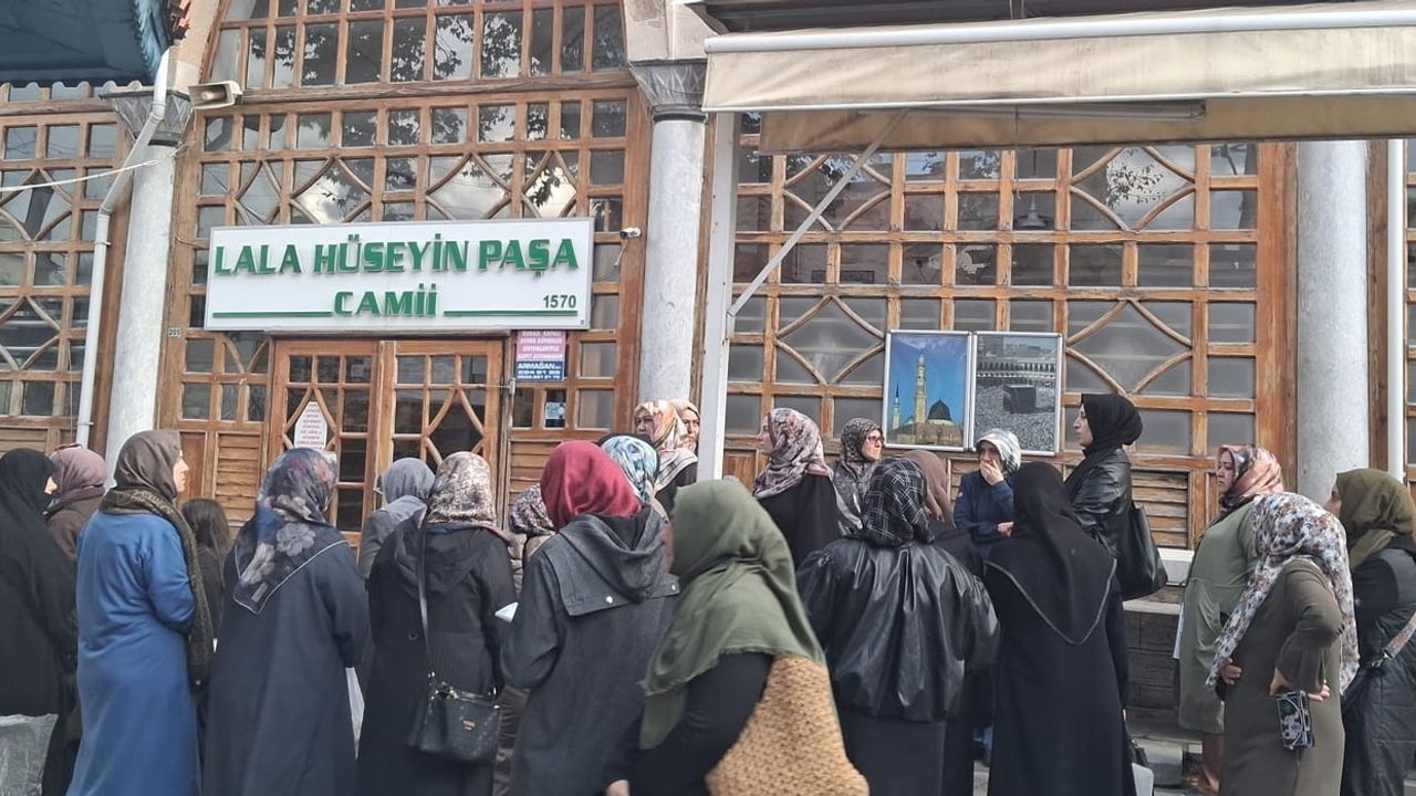 Dernek üyeleri kütahya'nın tarihi cami ve türbelerini gezdi