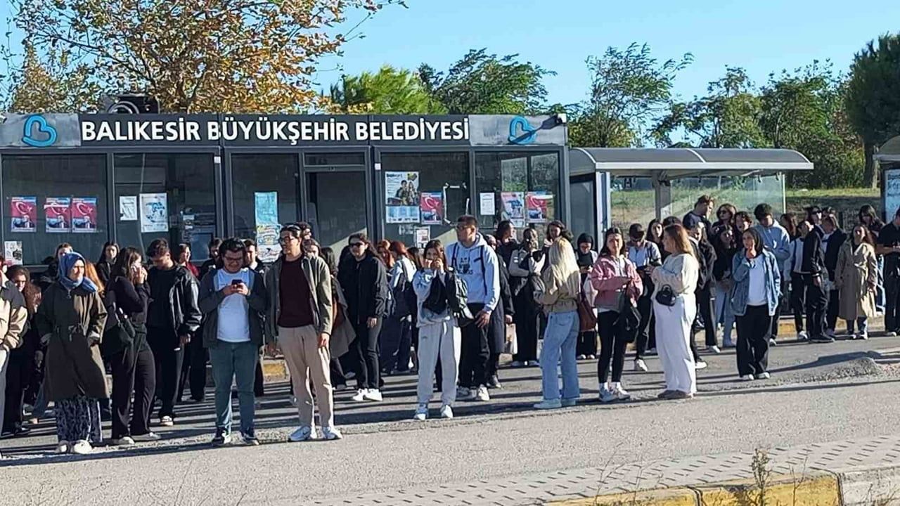 ders çıkışları çakışan Onyedi Eylül kampüsünde ulaşım yoğunluğu