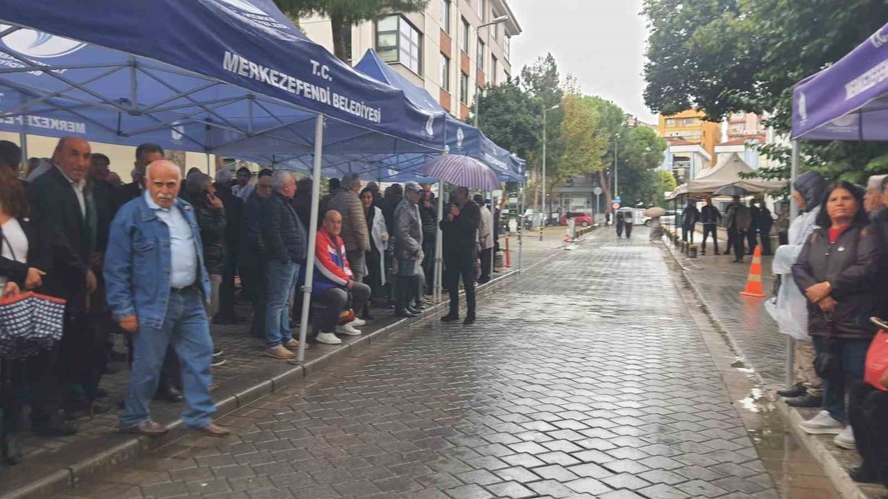 Destekçileri sağanakta da Merkezefendi belediyesi önünde dayanışma gösterdi
