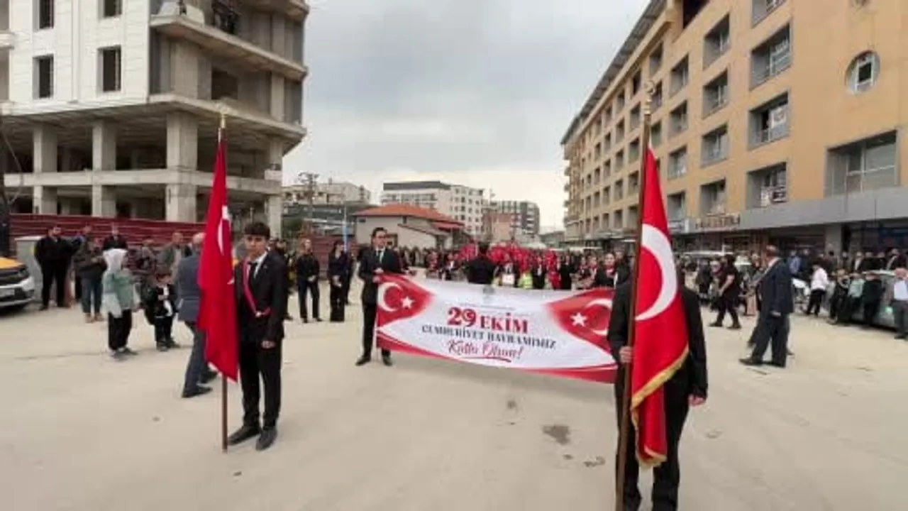 Dev bayrakla canlanan Yüksekova'da cumhuriyet yürüyüşü