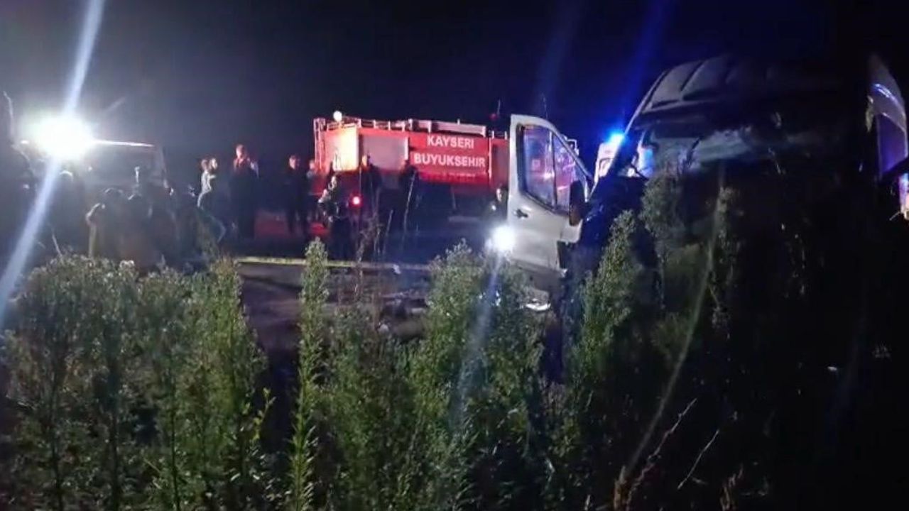 Develi'de işçi servisleri kepçeye çarptı: bir kişi hayatını kaybetti