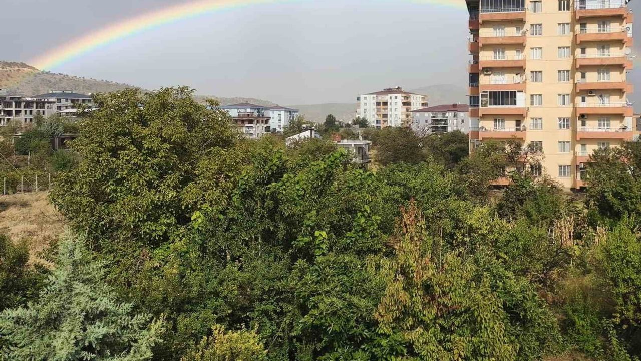 Dicle'de gökkuşağının renkli tonları kısa süreli görsel şölen sundu