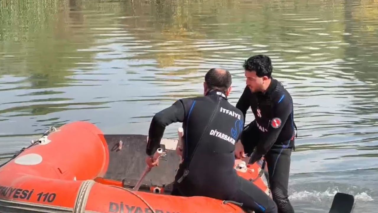 Dicle Nehri kıyısında su yükseldi, piknikte mahsur kalan iki kişi botla kurtarıldı