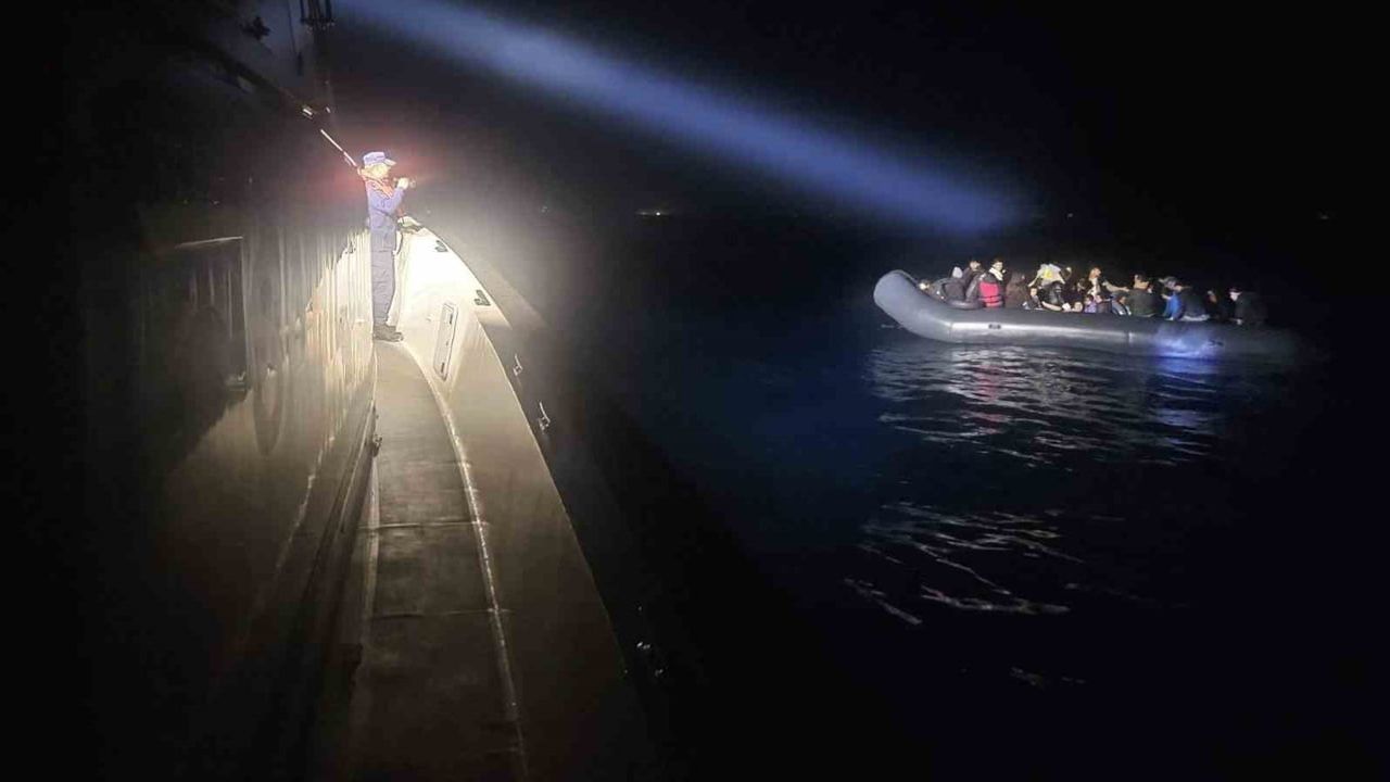 Didim açıklarında lastik bottaki 19'u çocuk 40 göçmen yakalandı