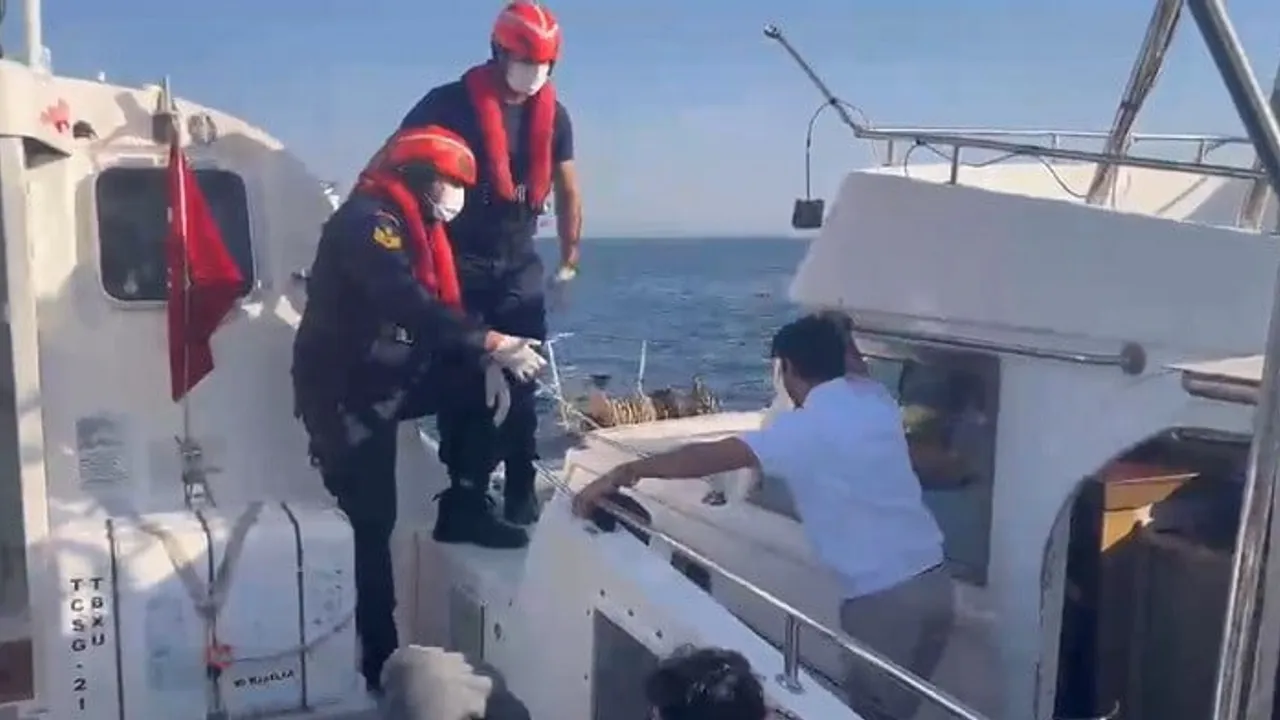 Didim açıklarında motor arızası: 17 göçmen kurtarıldı, bir şüpheli yakalandı