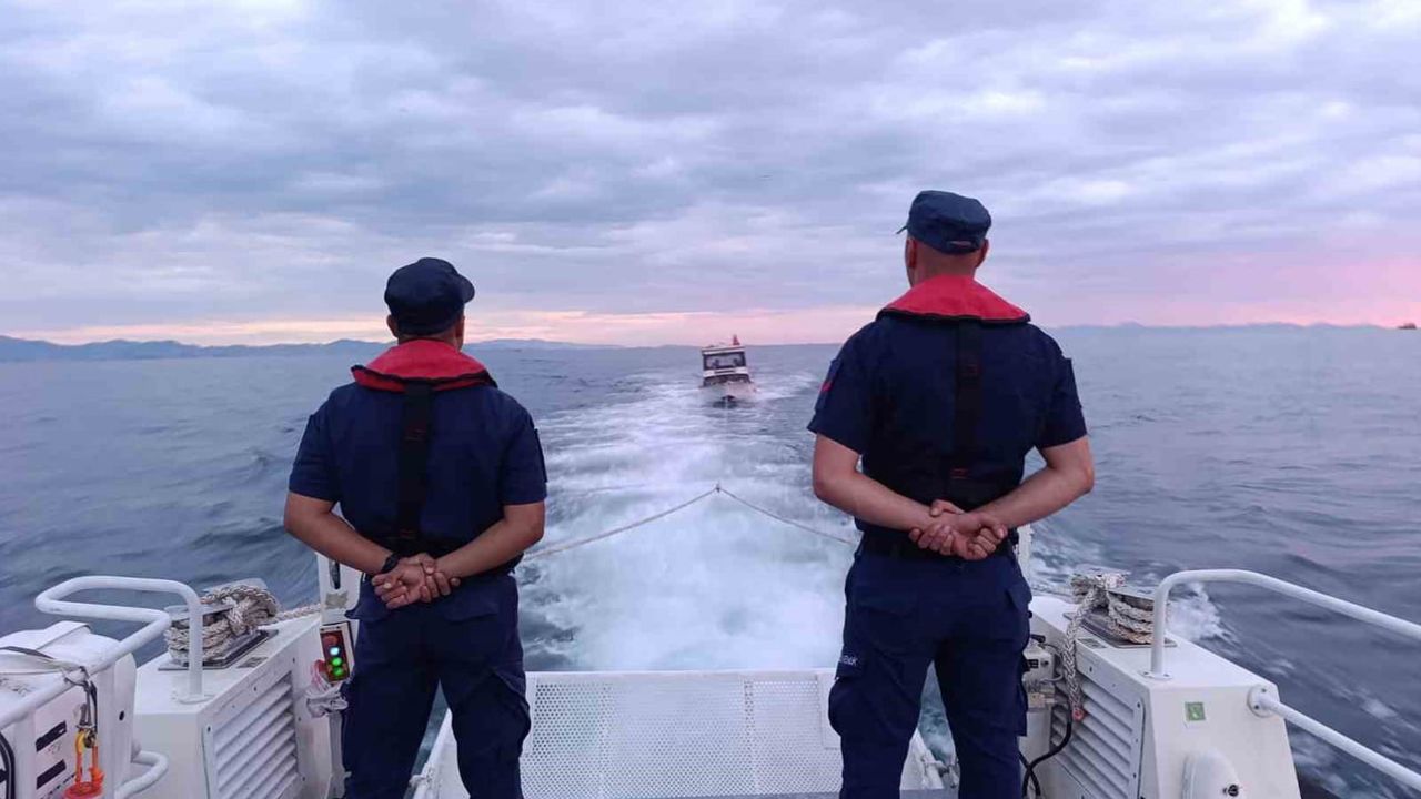 Didim açıklarında motor arızası: 3 kişi Sahil Güvenlik tarafından Didim Marina'ya getirildi