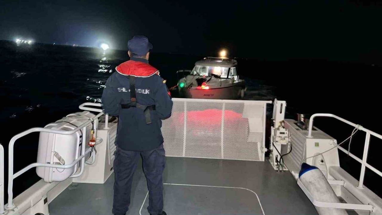 Didim açıklarında motor arızası yaşayan tekne içindekiler kurtarıldı