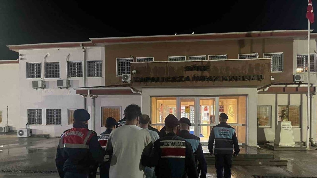 Didim'de jandarmadan otel baskını: sahte pasaport iddiasıyla 8 kişi tutuklandı
