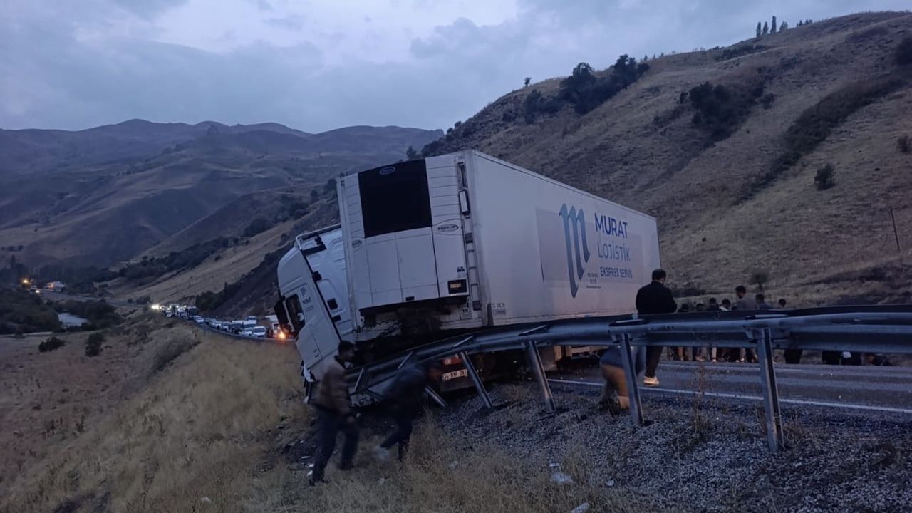 Dikilitaş mevkiinde tır bariyerlere çarparak ulaşımı saatlerce durdurdu