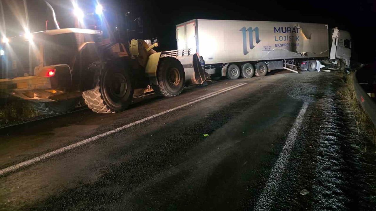 Dikiltaş'ta bariyerlere çarpan tır ulaşımı durdurdu; yol ekiplerce açıldı