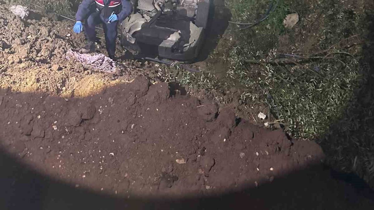 Diktepe'de şarampole yuvarlanan otomobilde sıkışan sürücü kurtarıldı