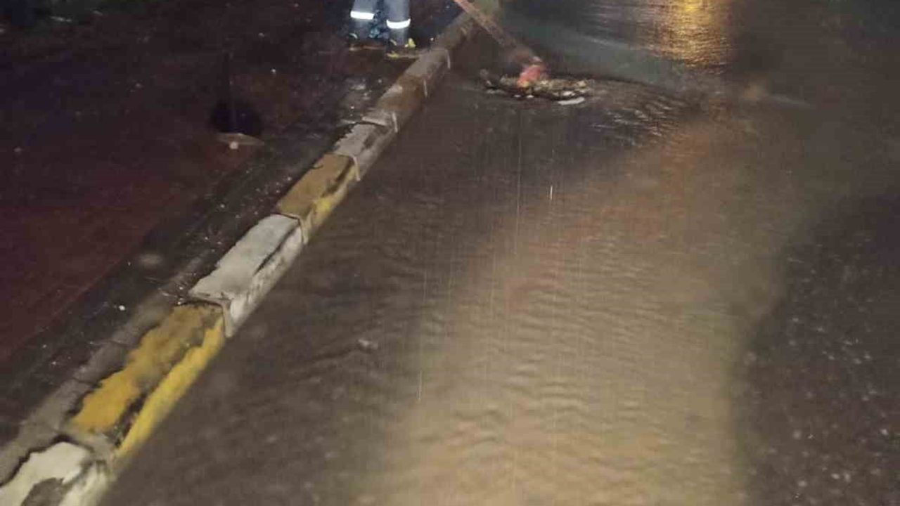 Dilovası'nda gece mesaisi: ekipler su baskını riskine karşı seferber oldu
