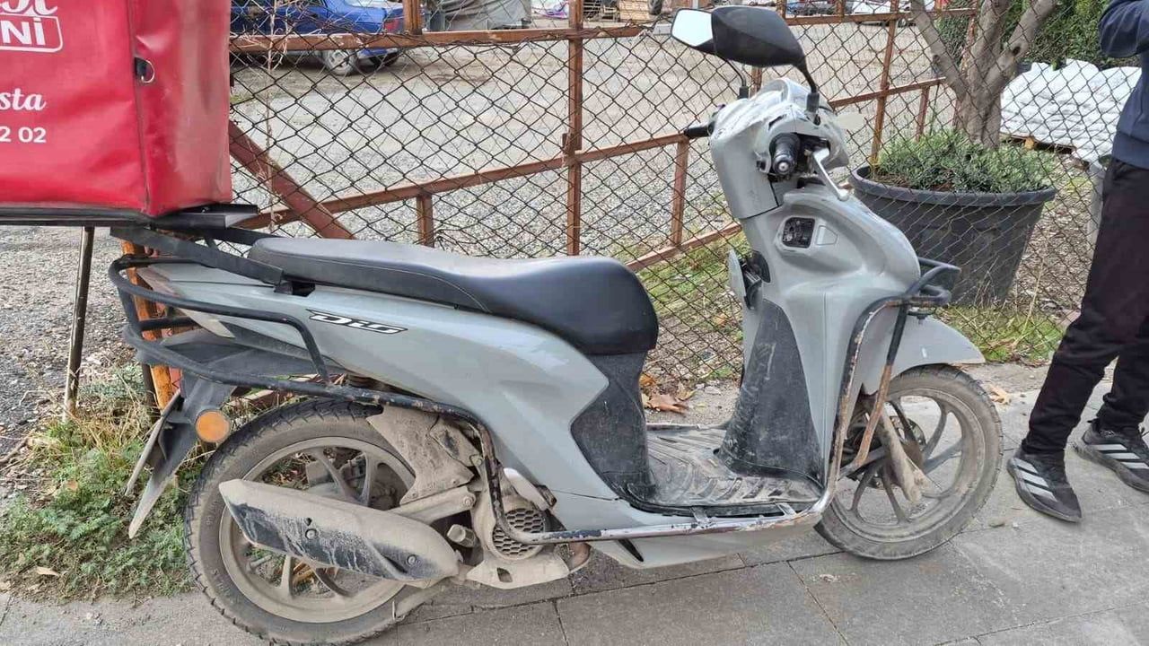 Direksiyon hakimiyetini kaybeden motosiklet devrildi: sürücü yaralandı