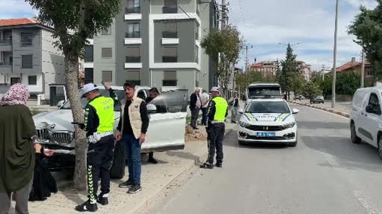 Direksiyon hakimiyetini yitiren cip kentte ağacı devirdi, yaralı yok
