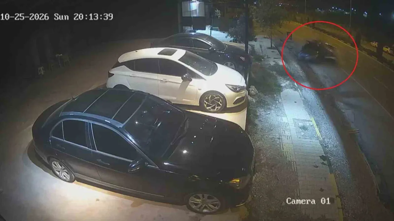 Direksiyon hakimiyetini yitiren otomobil, galeri önündeki araca saplandı