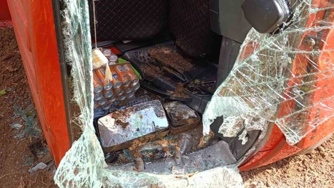 Diyarbakır'da 4 araçlı kazada kamyonette mahsur kalan sürücüyü itfaiye kurtardı