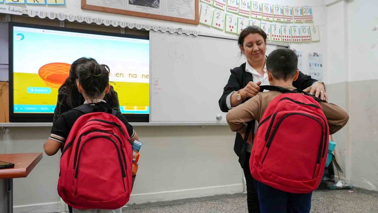 Diyarbakır'da eğitim yükünü hafifleten çanta desteği