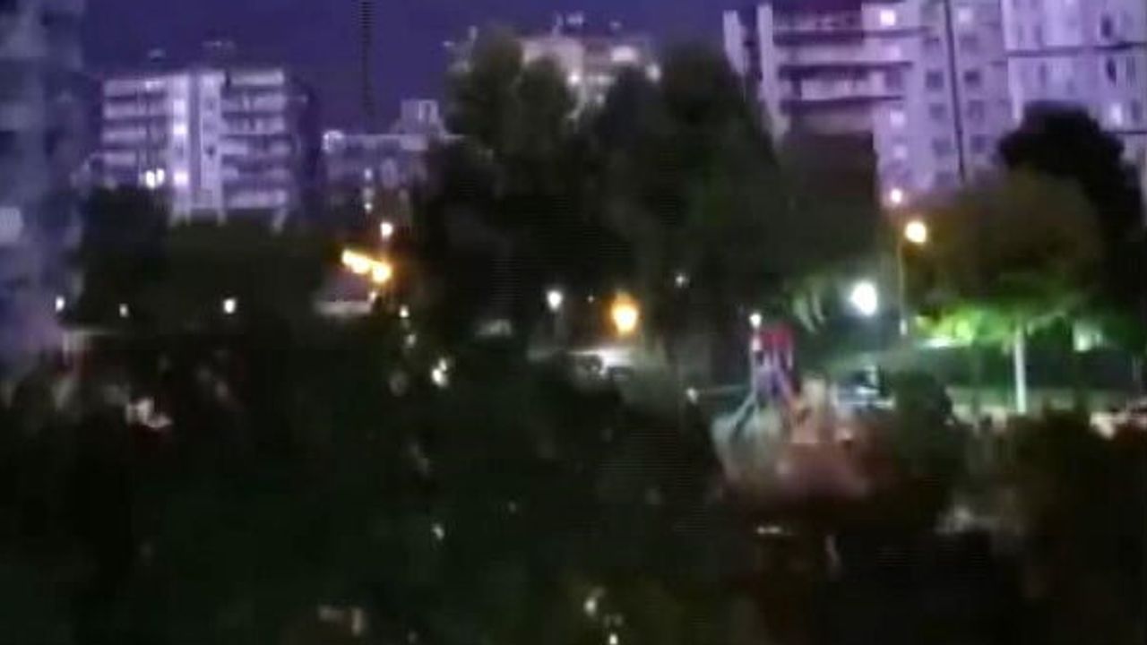 Diyarbakır'da geceyi aydınlatan şimşekler iki apartmana isabet etti