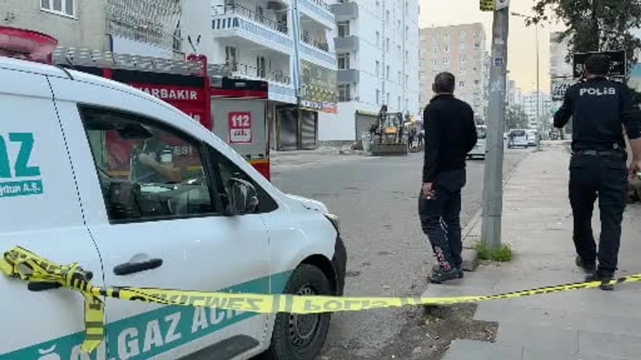 Diyarbakır'da iş makinesinin darbesiyle çatlayan doğal gaz borusu güvenlik önlemleriyle durduruldu