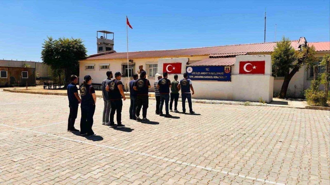 Diyarbakır'da jandarmanın eş zamanlı operasyonlarında 76 kişi adliyeye sevk edildi