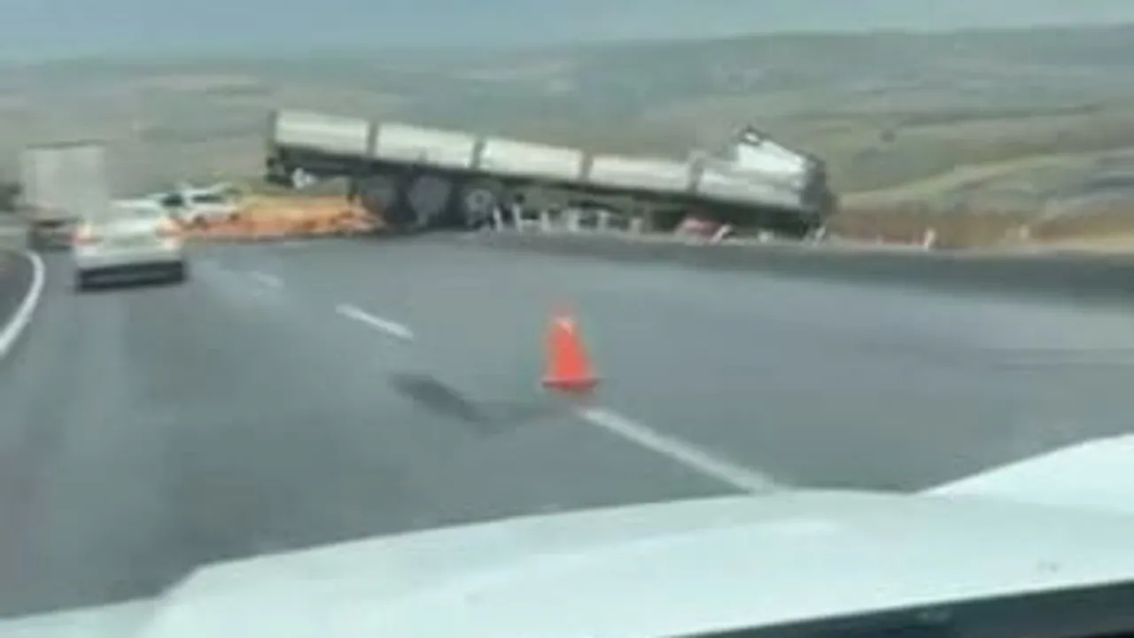 Diyarbakır'da kontrolden çıkan tır yol kenarına savruldu: 1 yaralı