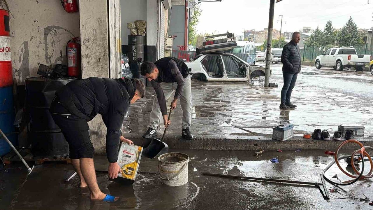 Diyarbakır'da sabah sağanağı 2. Sanayi Sitesi'ndeki dükkanları suya boğdu