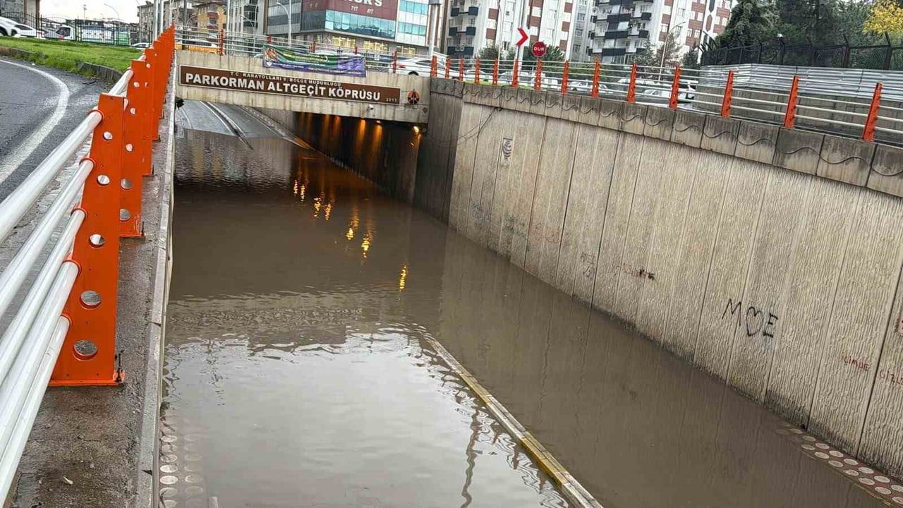 Diyarbakır’da sabah sağanağı kent yaşamını sekteye uğrattı