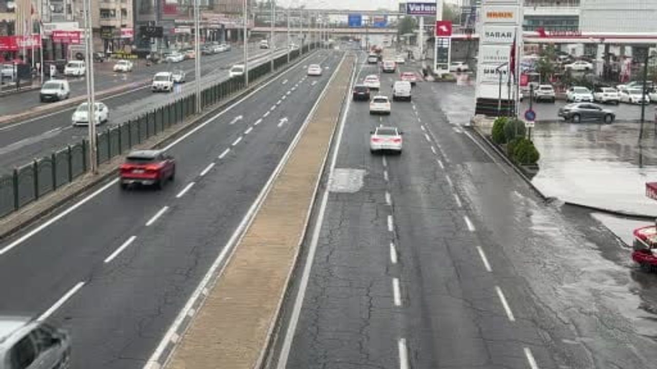 Diyarbakır'da sağanak günlük yaşamı sekteye uğrattı