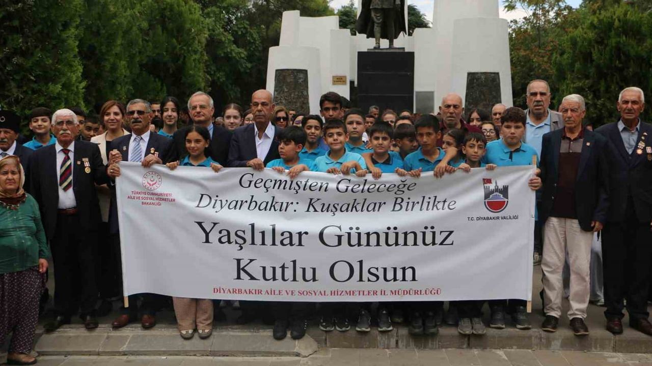 Diyarbakır'da yaşlılara saygı için yürüyüş düzenlendi