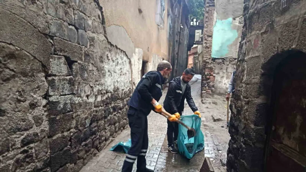 Diyarbakır'da yoğun yağışın etkileri gideriliyor: ekipler su baskınlarına müdahale ediyor