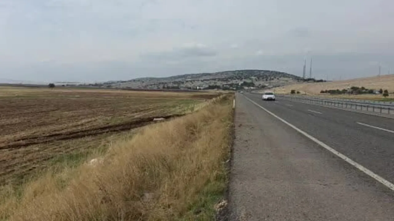 Diyarbakır'da yolcu otobüsü tarlaya çıktı, can kaybı yaşanmadı