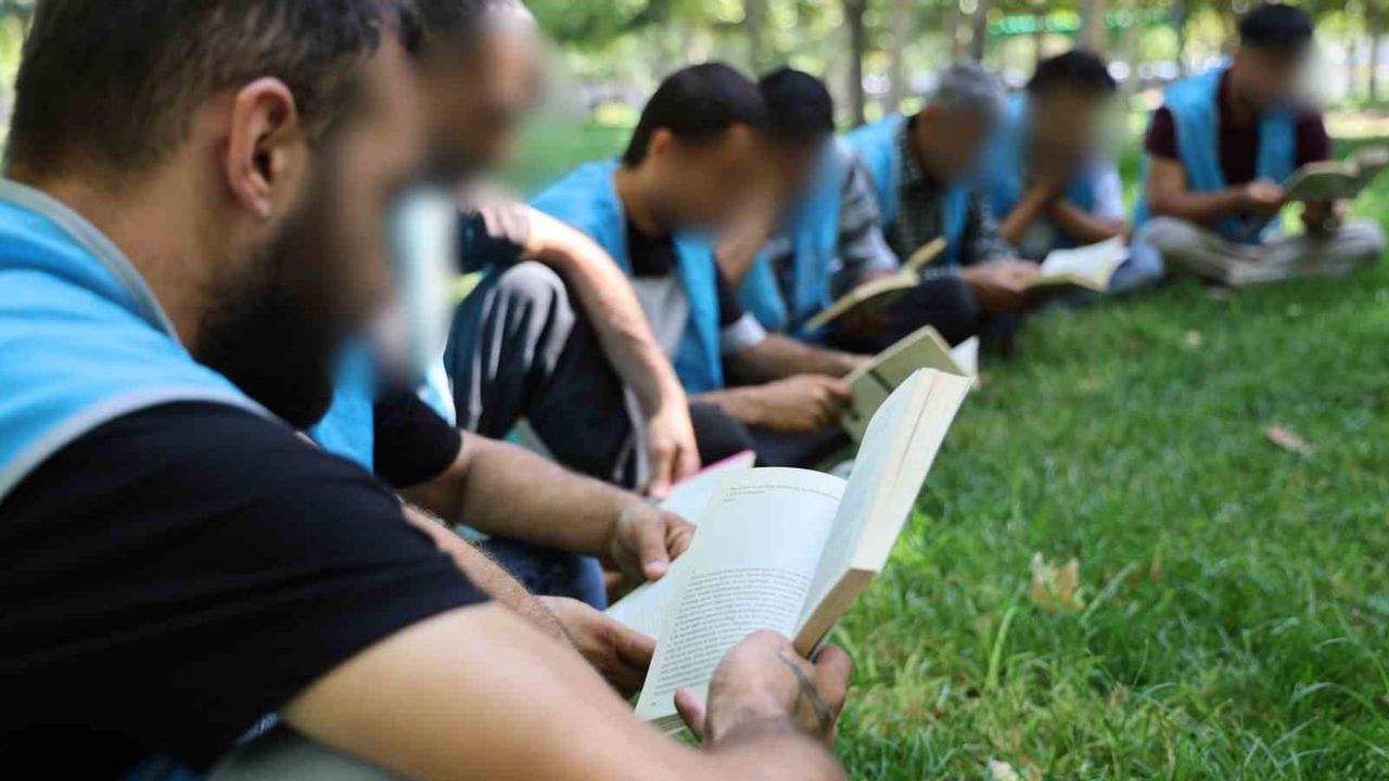 Diyarbakır'da yükümlüler her yerde kitapla buluşuyor