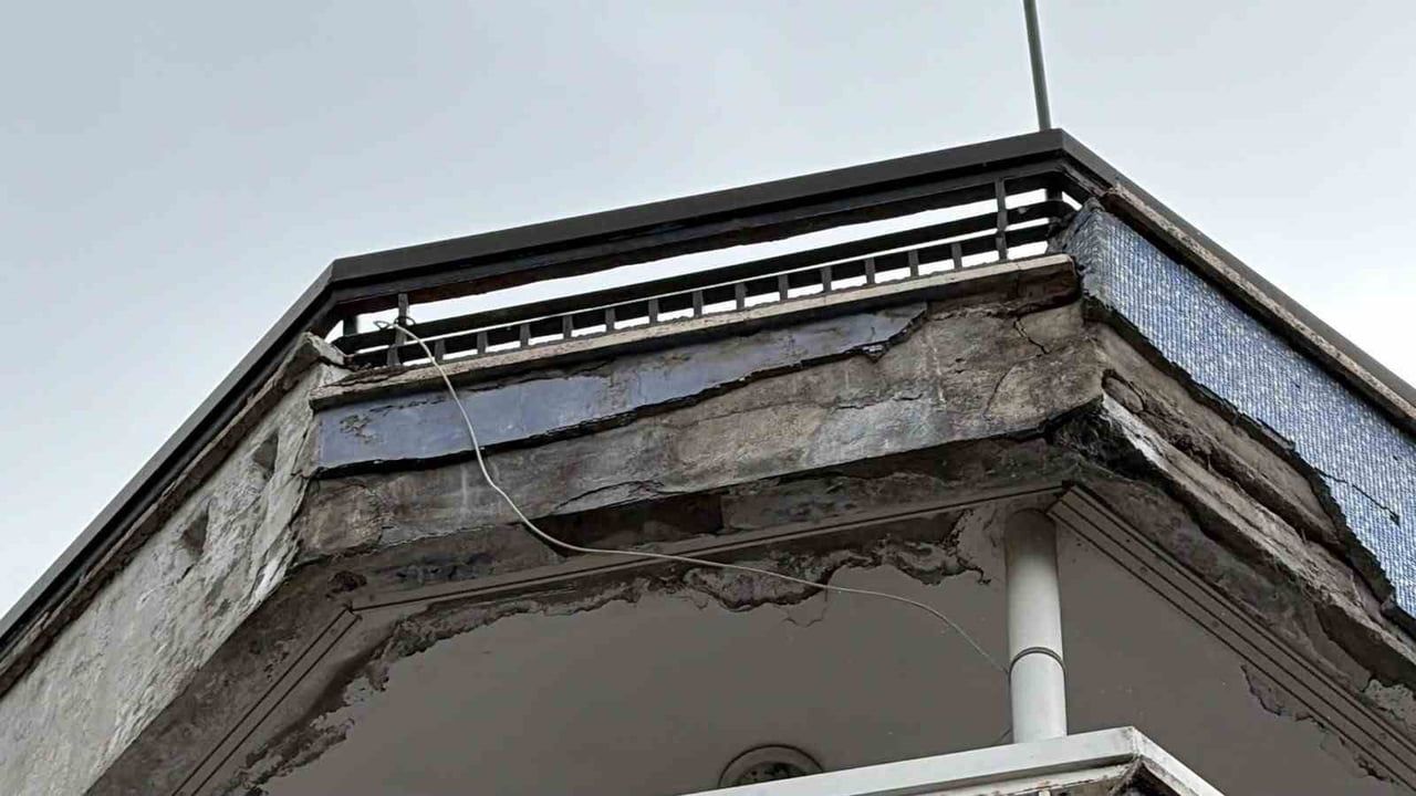 Diyarbakır’da yürüyüş anı tehlikeye döndü: balkon taşları caddeye savruldu
