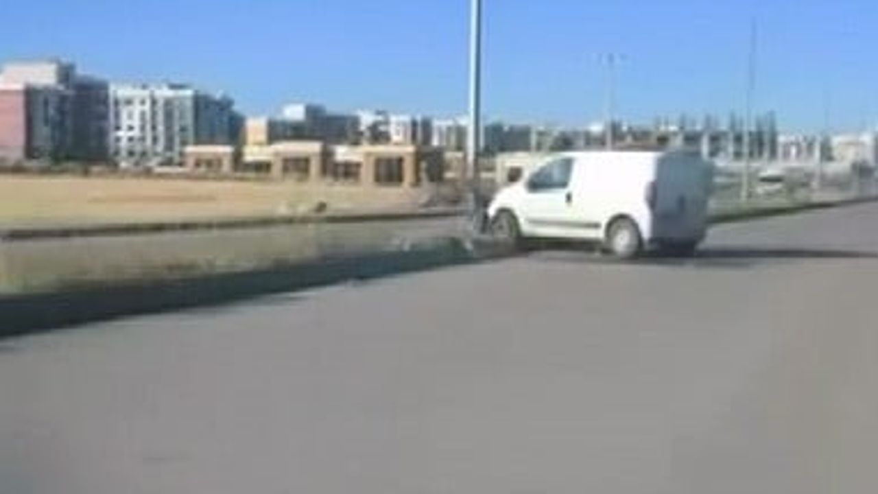 Diyarbakır'ın Bağlar ilçesinde direksiyon hakimiyetini kaybeden araç refüje çıktı: 1 yaralı