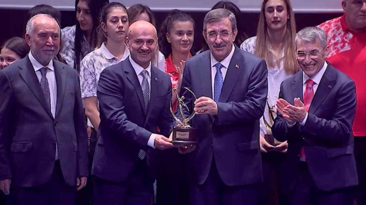 Diyarbakır'ın lezzet elçileri sporun devlerinden ödülle döndü