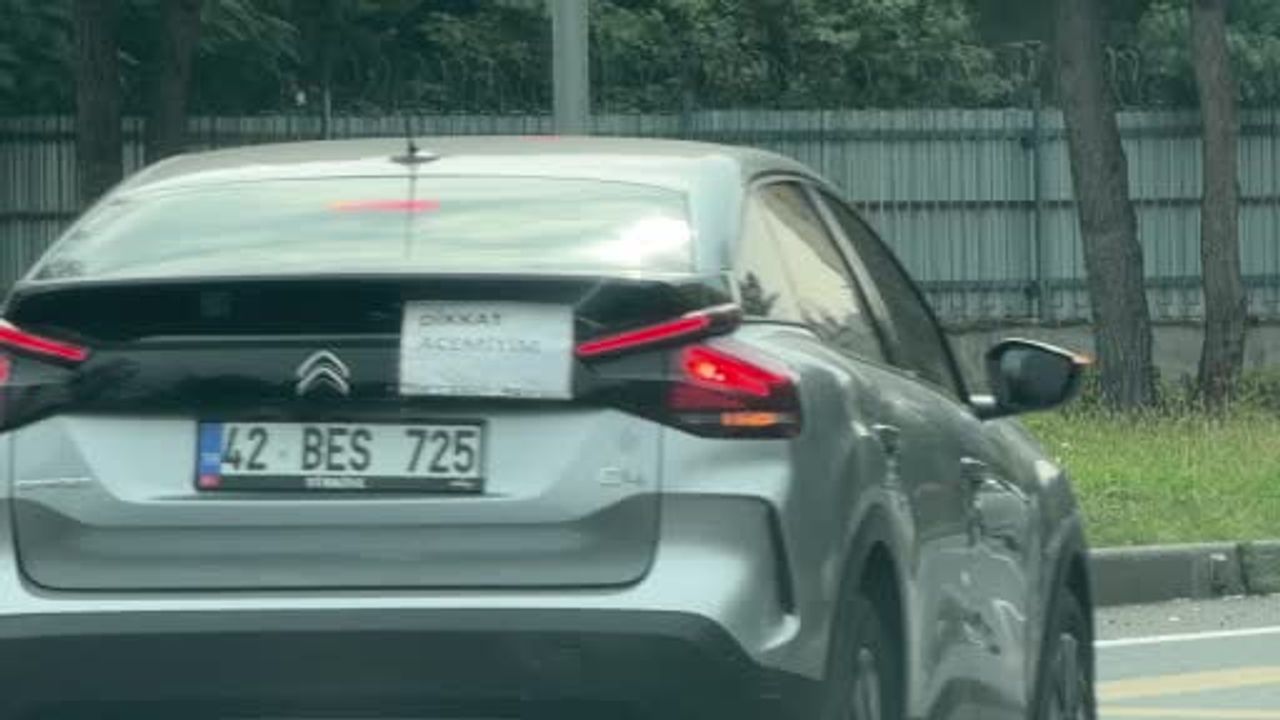Diyarbakır trafiğinde arka cama 'dikkat acemiyim' notu asan sürücü görüntülendi