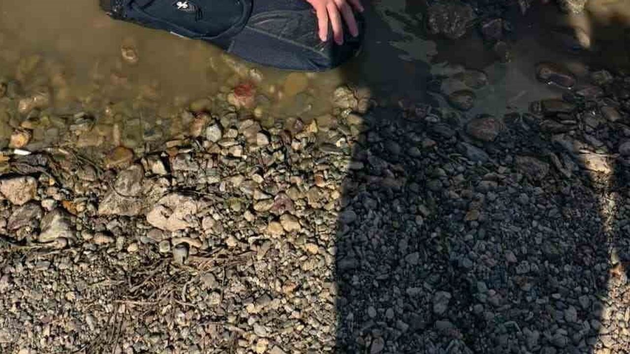 Dodurga kıyısında park halindeki otomobil eğimden kayarak gölete düştü
