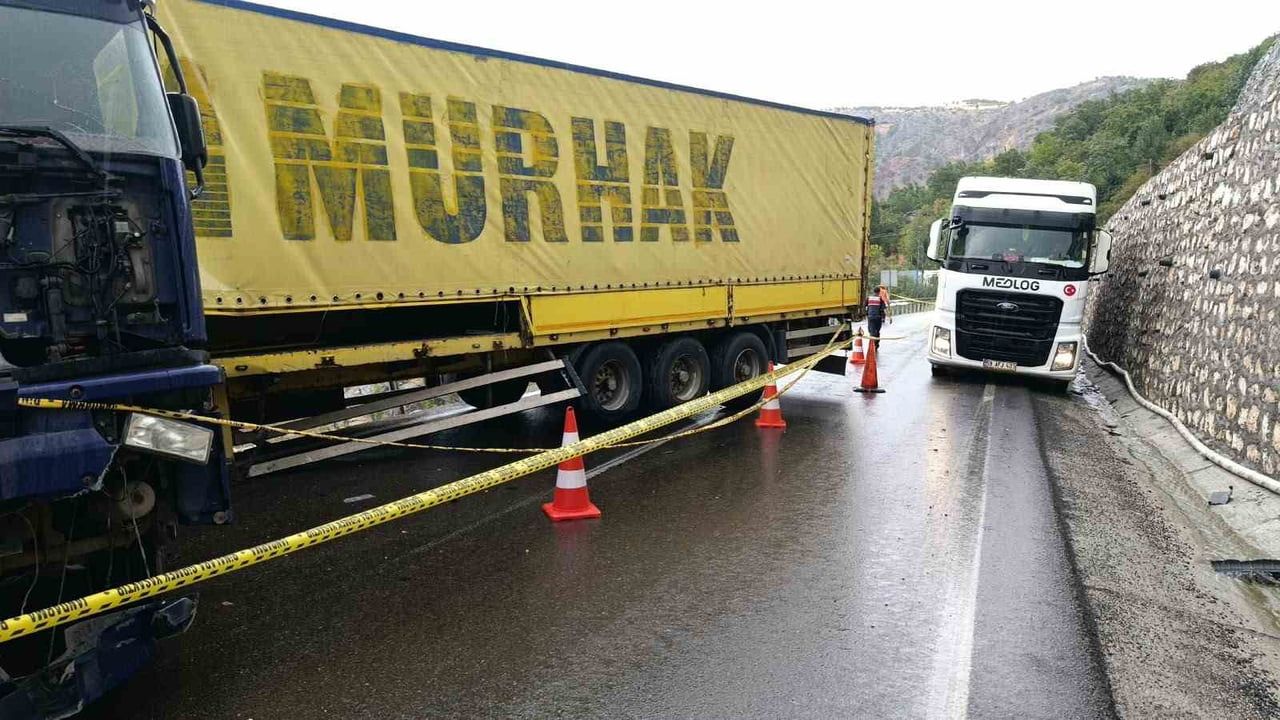 Doğanşehir'de yağışlı yolda tır bariyerlerde askıda kaldı, sürücü yaralandı