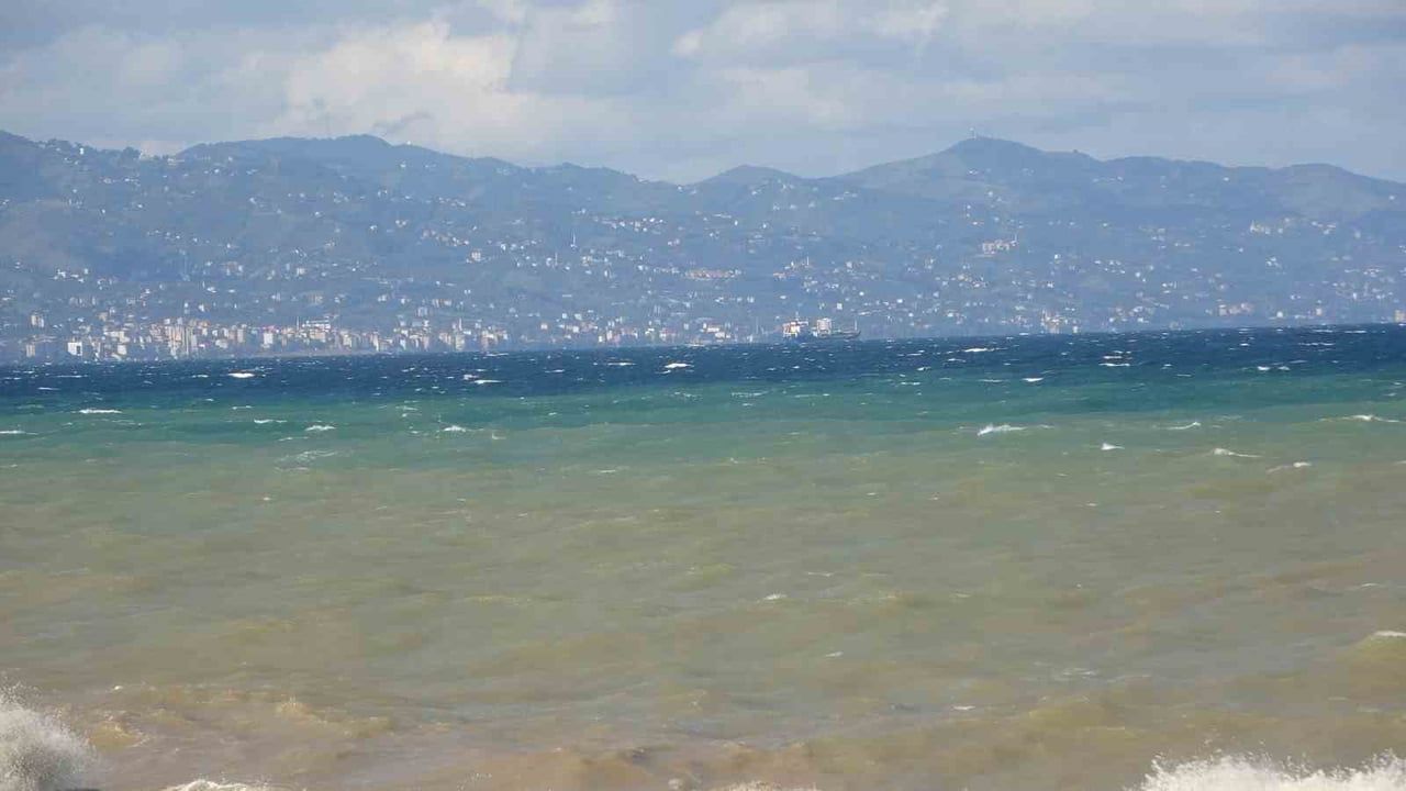 Doğu Karadeniz'de fırtına kıyı yaşamını olumsuz etkiliyor
