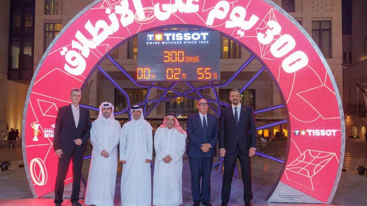 Doha'da 300 günlük geri sayım töreninde Türkoğlu topu genç bir sporcuya teslim etti