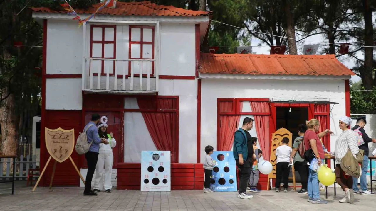 Dokuma Park'ta küçük kaşiflerin günü: Antalya çocuk festivali aileleri bir araya getirdi