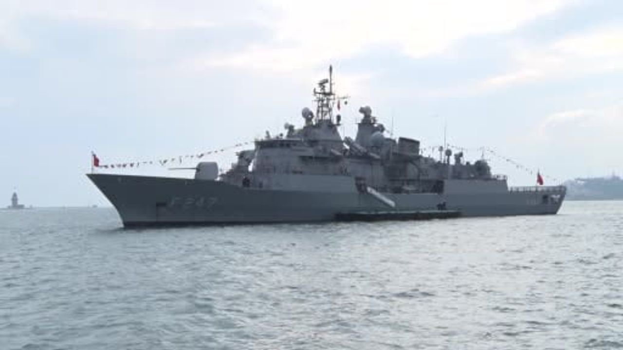 Dolmabahçe açıklarında TCG Kemalreis ziyaretçi akınına uğradı