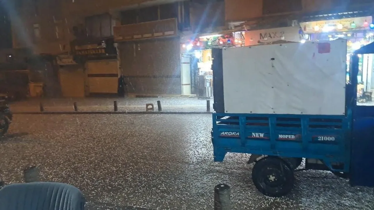 Dolu sürprizi: Kilis'te yollar kısa sürede beyaz örtüyle kaplandı